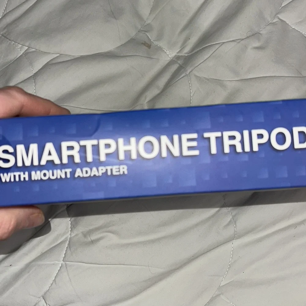 NWT smartphone tripod with mount adapter works with 4-6 inch screens 360 •